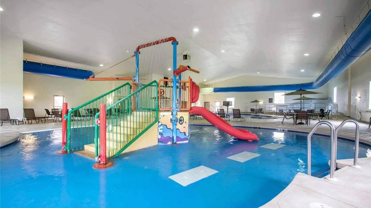 Comfort Suites Johnson Creek Pool