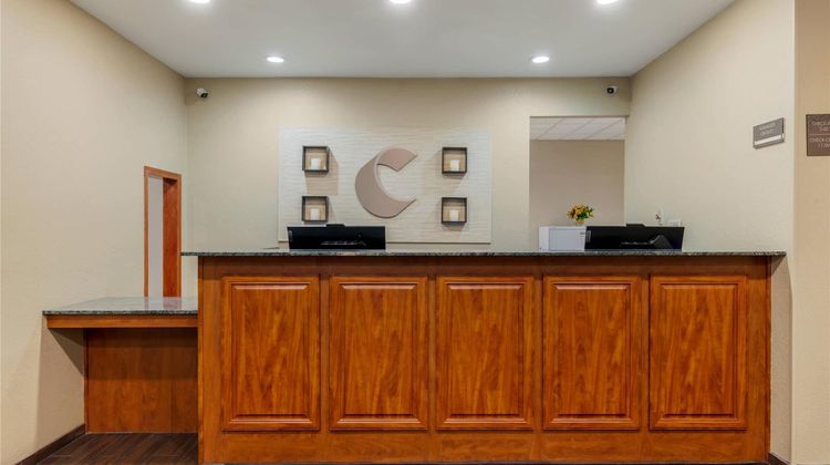Comfort Suites Johnson Creek Lobby