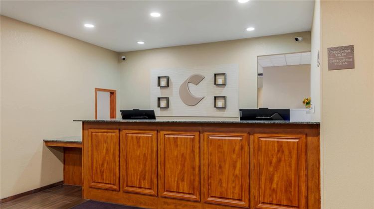 Comfort Suites Johnson Creek Lobby