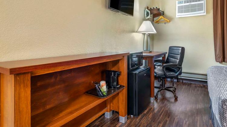 Econo Lodge La Crosse North Room