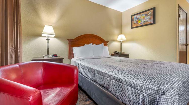Econo Lodge La Crosse North Room