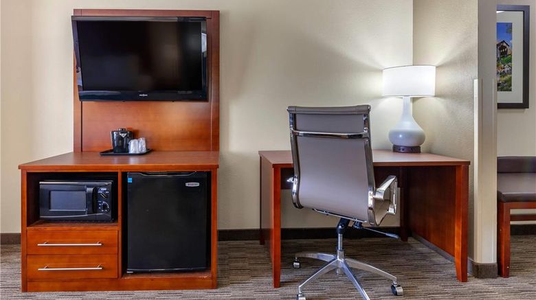 <b>Comfort Suites Oshkosh West Suite</b>. Images powered by <a href="https://iceportal.shijigroup.com/" title="IcePortal" target="_blank">IcePortal</a>.