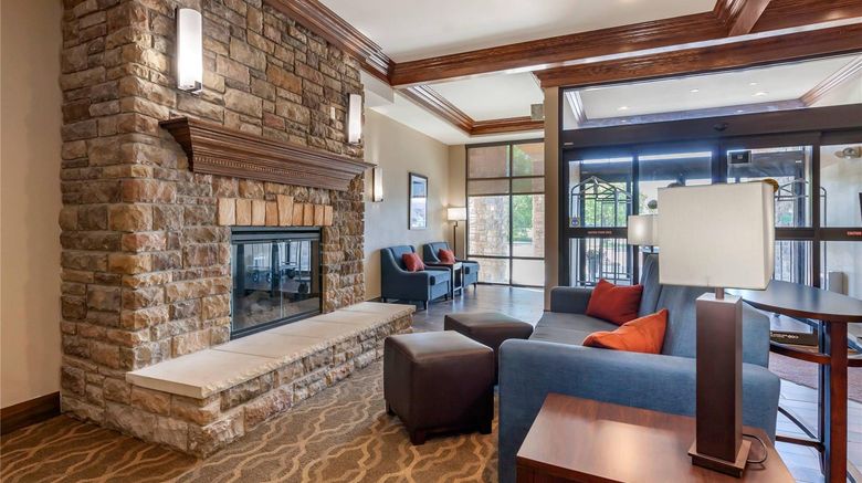<b>Comfort Suites Oshkosh West Lobby</b>. Images powered by <a href="https://iceportal.shijigroup.com/" title="IcePortal" target="_blank">IcePortal</a>.