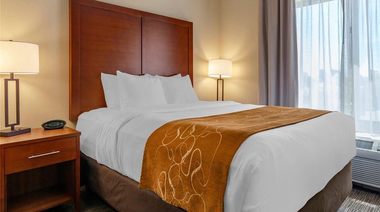 <b>Comfort Suites Oshkosh West Suite</b>. Images powered by <a href="https://iceportal.shijigroup.com/" title="IcePortal" target="_blank">IcePortal</a>.