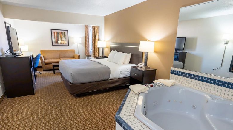 <b>Quality Inn and Suites Suite</b>. Images powered by <a href="https://iceportal.shijigroup.com/" title="IcePortal" target="_blank">IcePortal</a>.