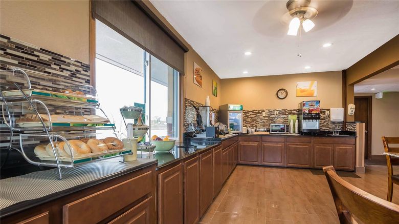 <b>Quality Inn Janesville Restaurant</b>. Images powered by <a href="https://iceportal.shijigroup.com/" title="IcePortal" target="_blank">IcePortal</a>.
