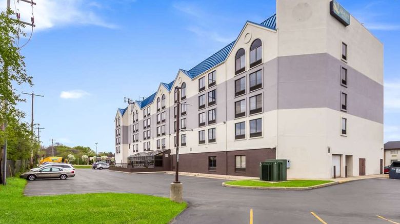 <b>Quality Suites Milwaukee Airport Exterior</b>. Images powered by <a href="https://iceportal.shijigroup.com/" title="IcePortal" target="_blank">IcePortal</a>.