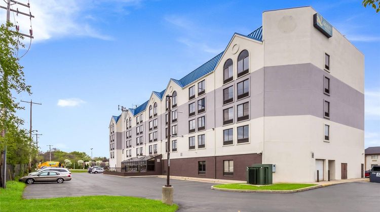 Quality Suites Milwaukee Airport Exterior
