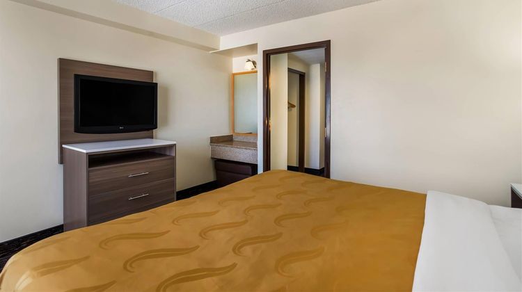 Quality Suites Milwaukee Airport Suite