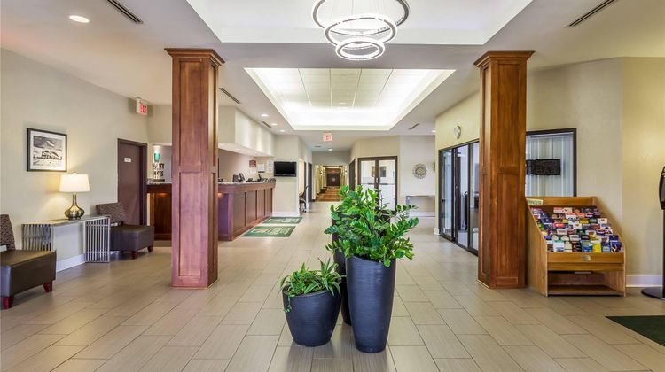 Quality Suites Milwaukee Airport Lobby