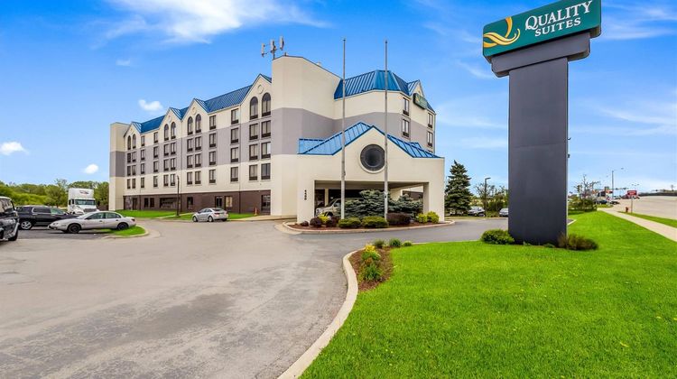 Quality Suites Milwaukee Airport Exterior