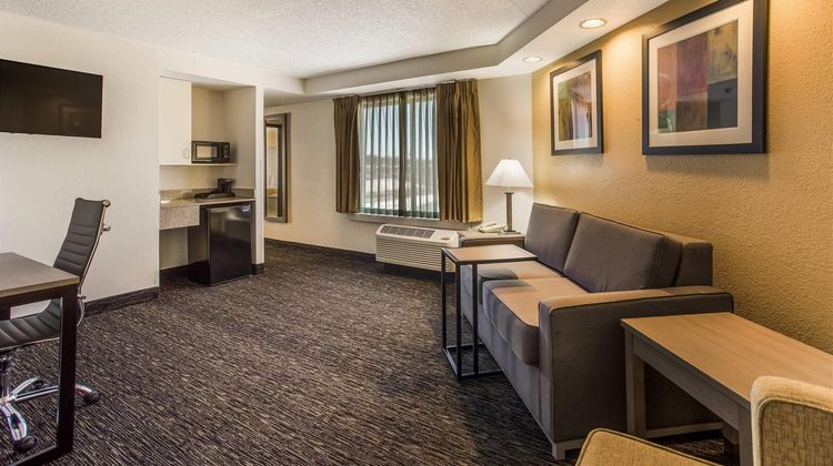 Quality Suites Milwaukee Airport Suite