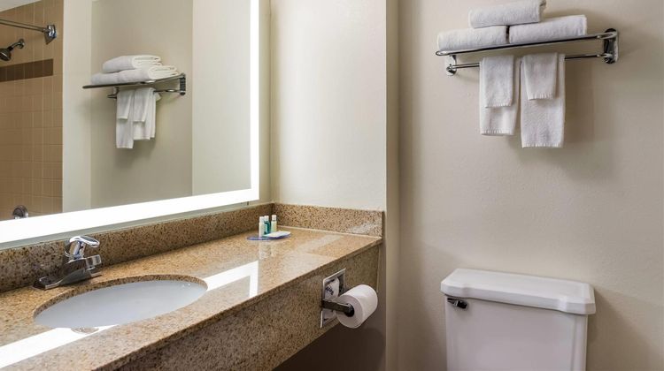 Quality Suites Milwaukee Airport Room