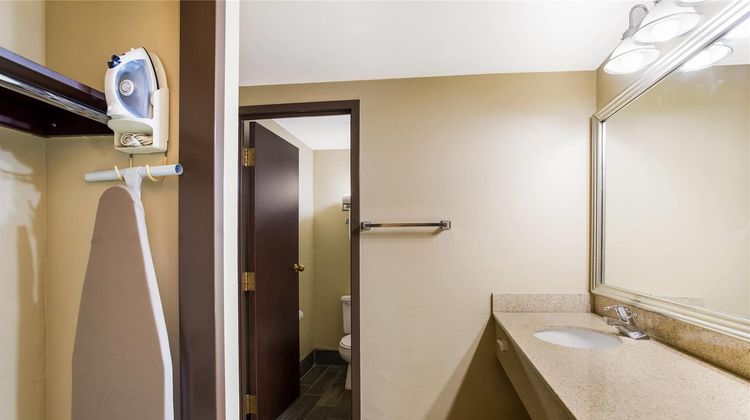 Quality Suites Milwaukee Airport Room