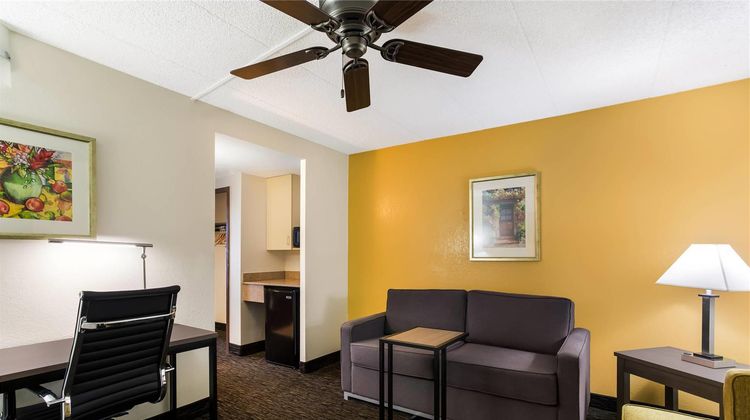 Quality Suites Milwaukee Airport Suite
