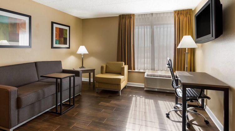 Quality Suites Milwaukee Airport Suite