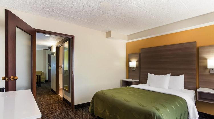 Quality Suites Milwaukee Airport Suite