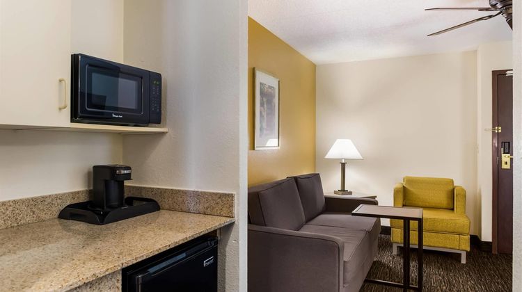 Quality Suites Milwaukee Airport Suite