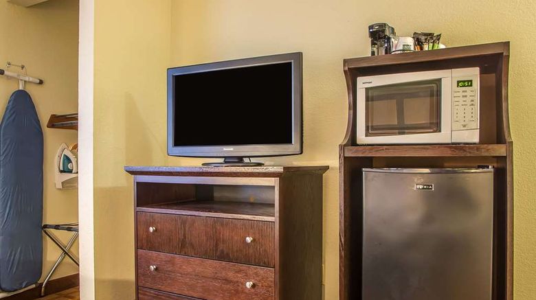 <b>Quality Inn & Suites Marinette Room</b>. Images powered by <a href="https://iceportal.shijigroup.com/" title="IcePortal" target="_blank">IcePortal</a>.