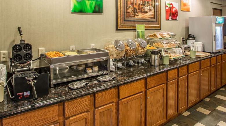 <b>Quality Inn & Suites Marinette Restaurant</b>. Images powered by <a href="https://iceportal.shijigroup.com/" title="IcePortal" target="_blank">IcePortal</a>.