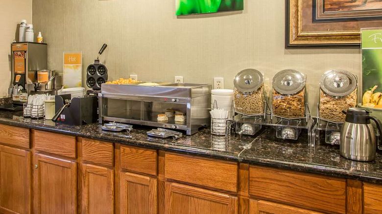 <b>Quality Inn & Suites Marinette Restaurant</b>. Images powered by <a href="https://iceportal.shijigroup.com/" title="IcePortal" target="_blank">IcePortal</a>.