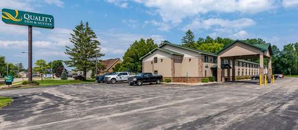 Quality Inn & Suites Marinette Exterior