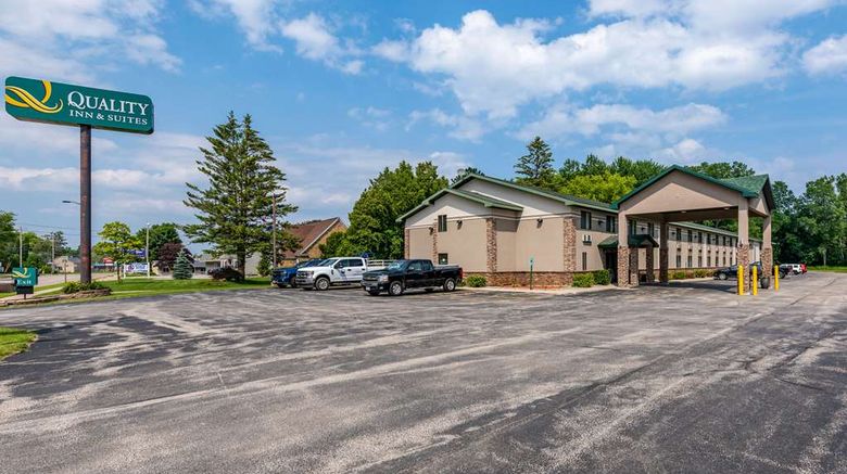 <b>Quality Inn & Suites Marinette Exterior</b>. Images powered by <a href="https://iceportal.shijigroup.com/" title="IcePortal" target="_blank">IcePortal</a>.