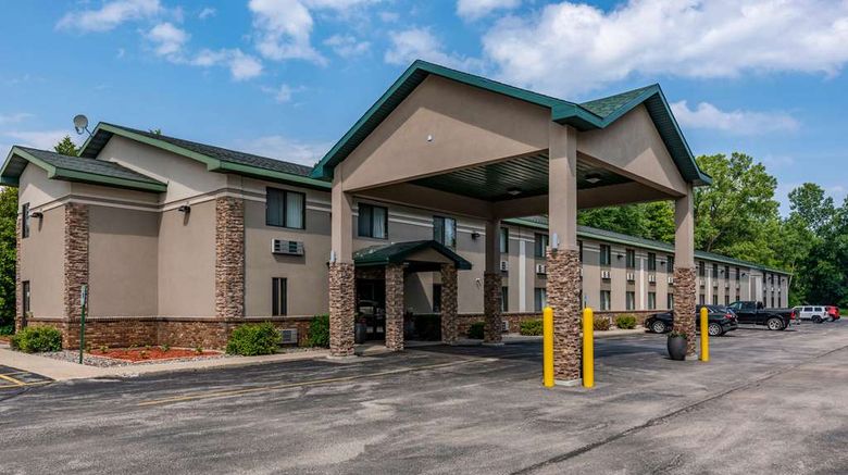 <b>Quality Inn & Suites Marinette Exterior</b>. Images powered by <a href="https://iceportal.shijigroup.com/" title="IcePortal" target="_blank">IcePortal</a>.