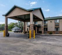 Quality Inn & Suites Marinette Exterior