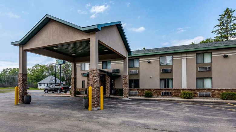 <b>Quality Inn & Suites Marinette Exterior</b>. Images powered by <a href="https://iceportal.shijigroup.com/" title="IcePortal" target="_blank">IcePortal</a>.