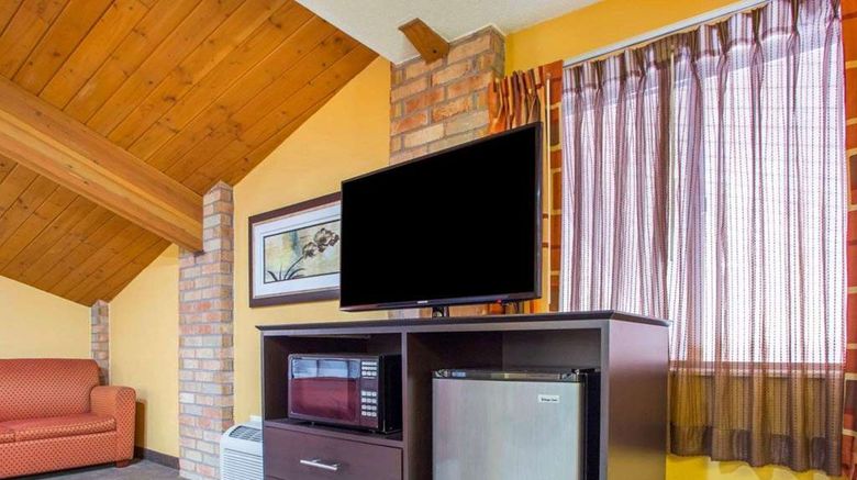 <b>Quality Inn & Suites Suite</b>. Images powered by <a href="https://iceportal.shijigroup.com/" title="IcePortal" target="_blank">IcePortal</a>.