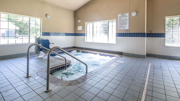 Quality Inn & Suites Pool