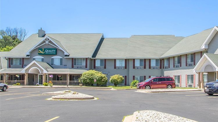 Quality Inn & Suites Exterior