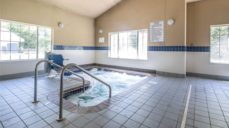 <b>Quality Inn & Suites Pool</b>. Images powered by <a href="https://iceportal.shijigroup.com/" title="IcePortal" target="_blank">IcePortal</a>.