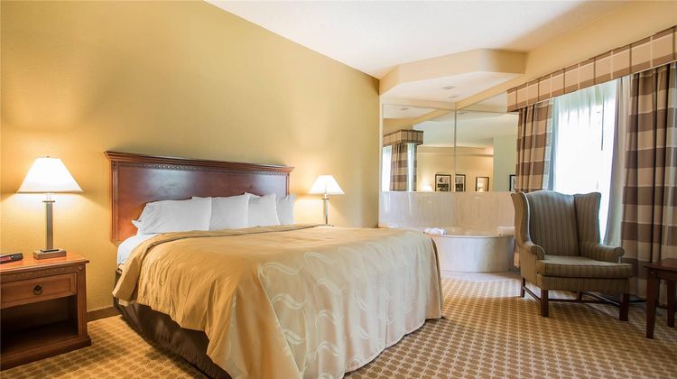 Quality Inn & Suites Suite