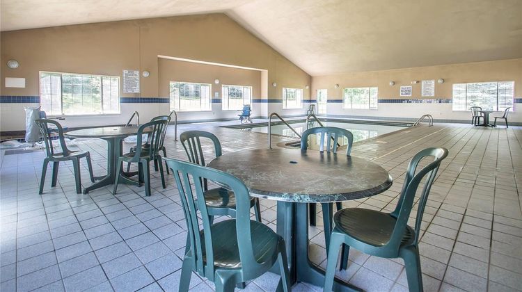 Quality Inn & Suites Pool