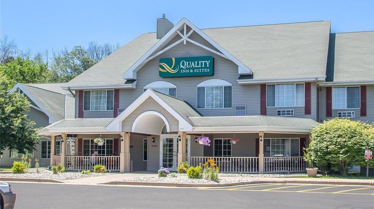 Quality Inn & Suites Exterior