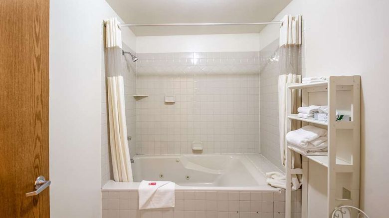 <b>Econo Lodge Waupaca Room</b>. Images powered by <a href="https://iceportal.shijigroup.com/" title="IcePortal" target="_blank">IcePortal</a>.