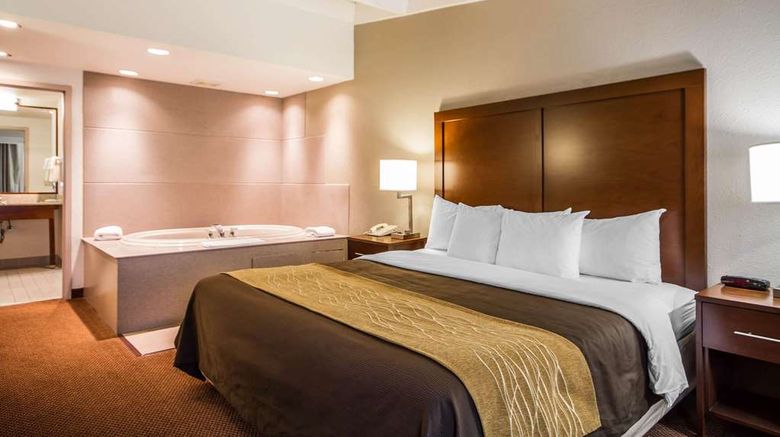 <b>Comfort Inn & Suites Madison East Suite</b>. Images powered by <a href="https://iceportal.shijigroup.com/" title="IcePortal" target="_blank">IcePortal</a>.