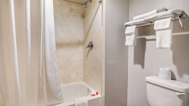 Econo Lodge Airport Room
