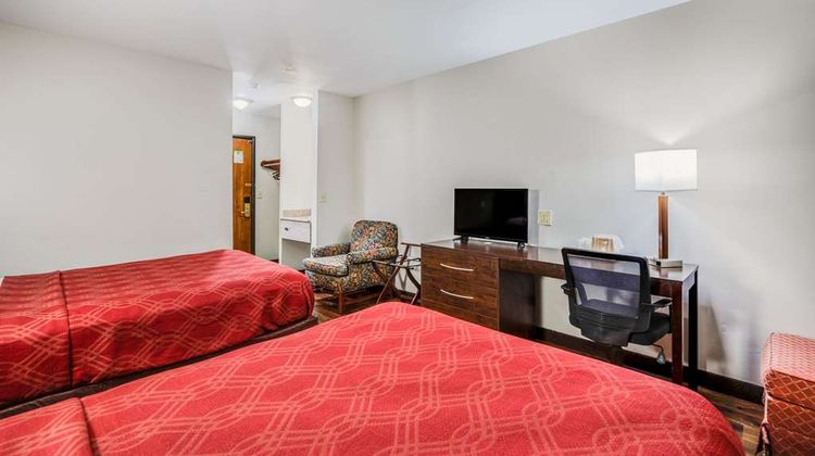 Econo Lodge Airport Room