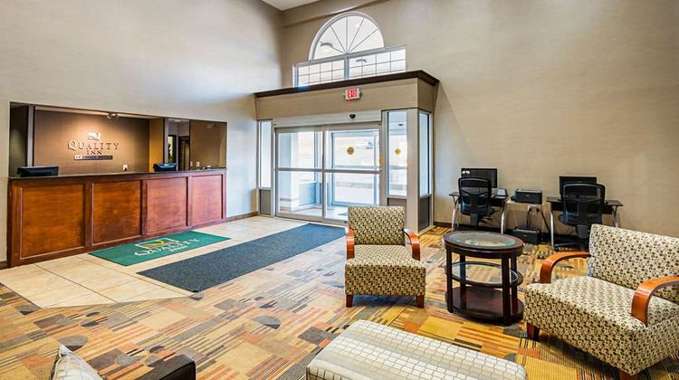 Quality Inn Fairmont Lobby