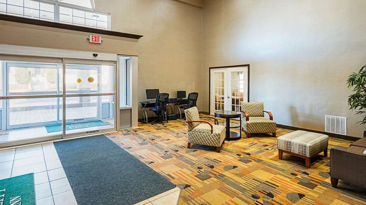 Quality Inn Fairmont Lobby