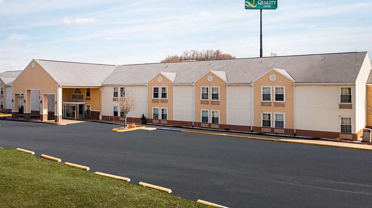 Quality Inn Fairmont Exterior
