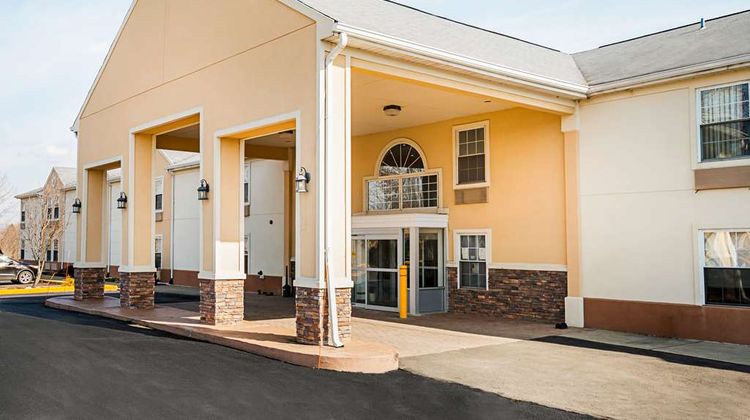 Quality Inn Fairmont Exterior