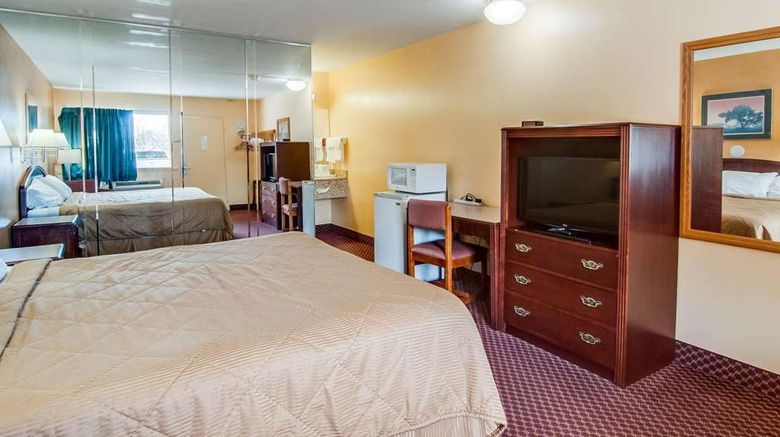 <b>Econo Lodge Room</b>. Images powered by <a href="https://iceportal.shijigroup.com/" title="IcePortal" target="_blank">IcePortal</a>.