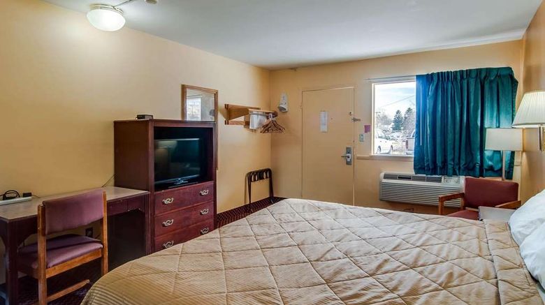 <b>Econo Lodge Room</b>. Images powered by <a href="https://iceportal.shijigroup.com/" title="IcePortal" target="_blank">IcePortal</a>.