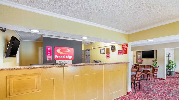 Econo Lodge Huntington Lobby
