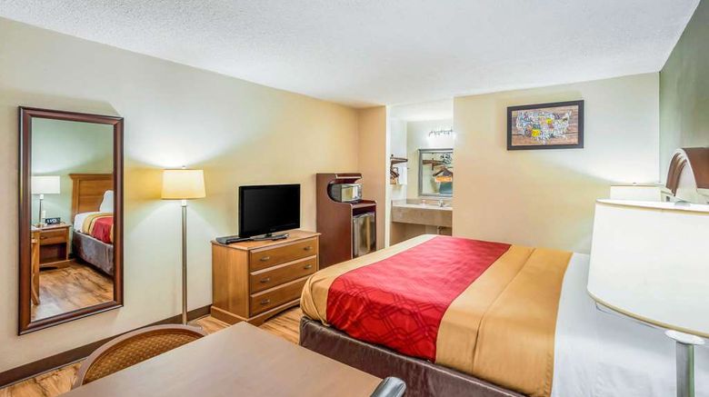 <b>Econo Lodge Huntington Room</b>. Images powered by <a href="https://iceportal.shijigroup.com/" title="IcePortal" target="_blank">IcePortal</a>.
