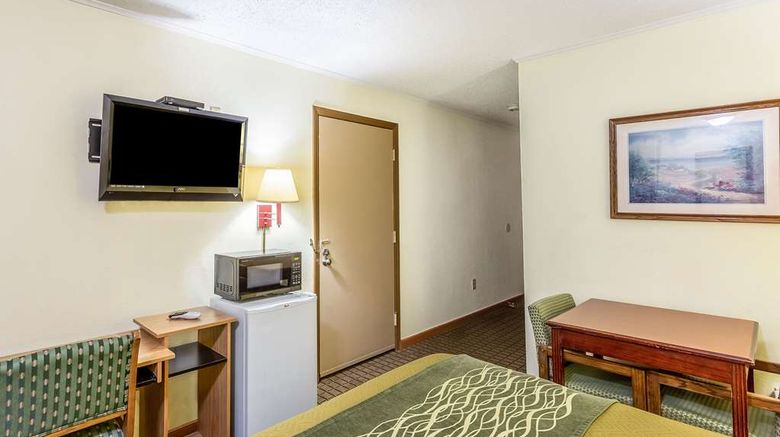 <b>Econo Lodge Morgantown Room</b>. Images powered by <a href="https://iceportal.shijigroup.com/" title="IcePortal" target="_blank">IcePortal</a>.